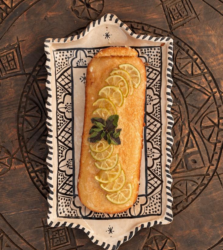 Cake au citron maison, sur un plat peint.